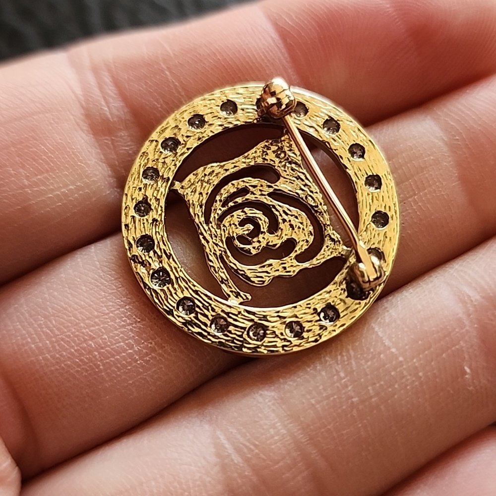 Gold Rose Circle Brooch for Women - Elegant Floral Jewelry - Picture 5 of 6